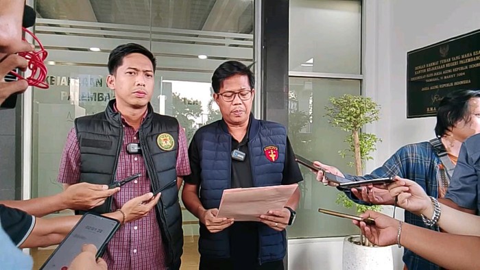 1769339173159-kasi-pidsus-kejari-palembang-achmad-arjansyah-akbar-dan-kasubsi-intelijen-kejari-palembang-m-fahri-1769305279108_169