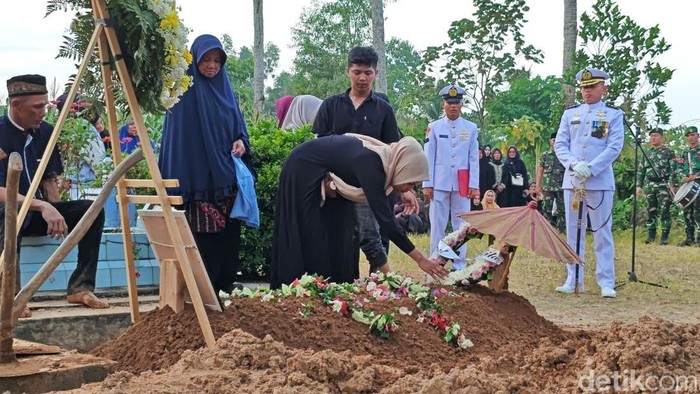 1769447175922-suasana-pemakaman-praka-m-kori-yang-tewas-tertimbun-longsor-cisarua-1769442337994_169