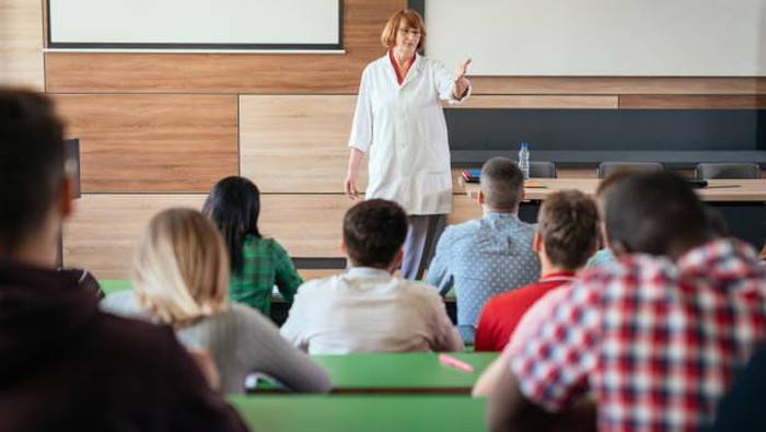 1769490390233-ilustrasi-suasana-belajar-mengajar-di-kampus_169